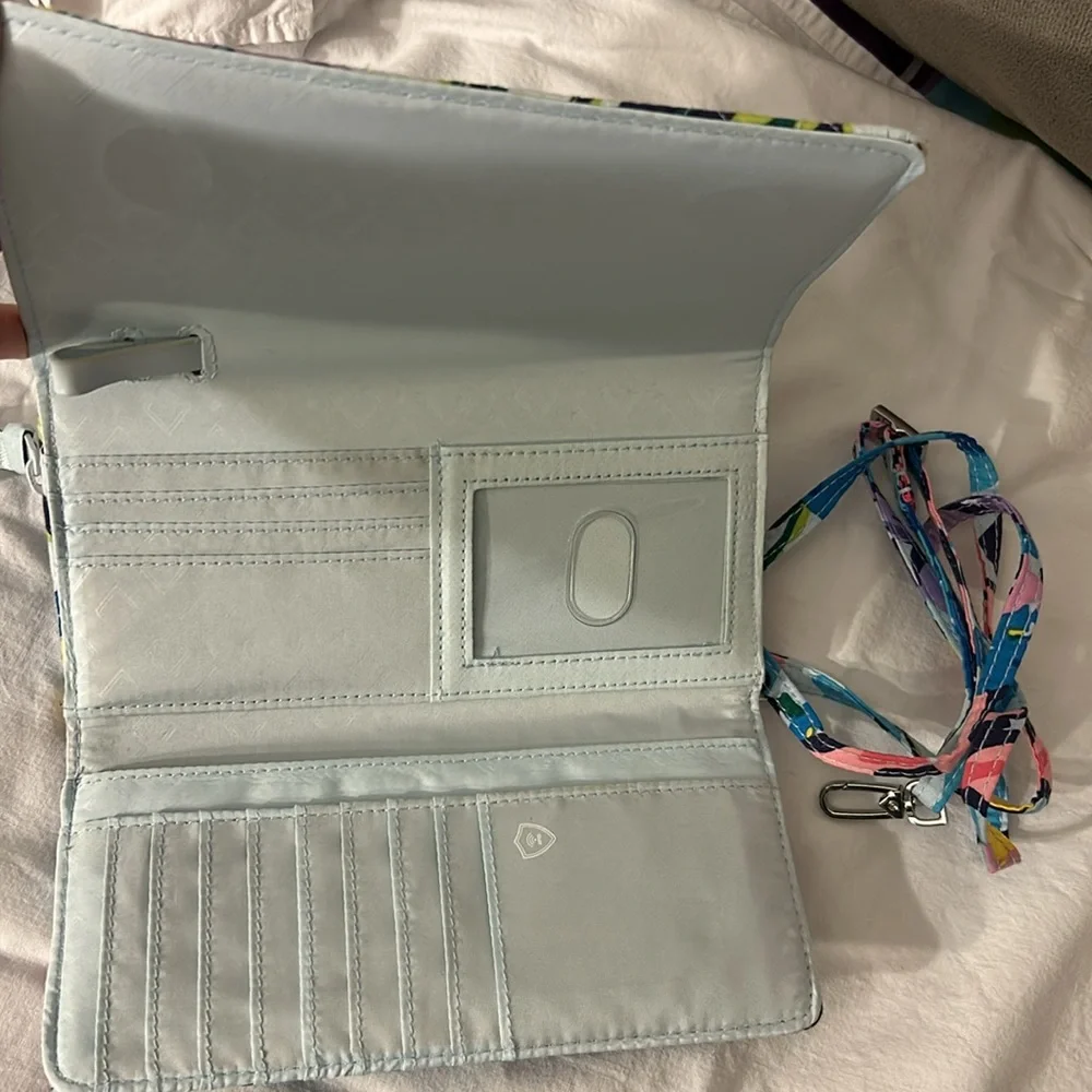 Vera Bradley Trifold Clutch with matching zip pouch - Picture 2 of 10